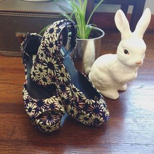 🕺🏼60’s floral🌸 platforms